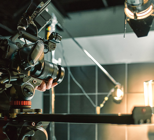 A photo of a camera and lighting rig.